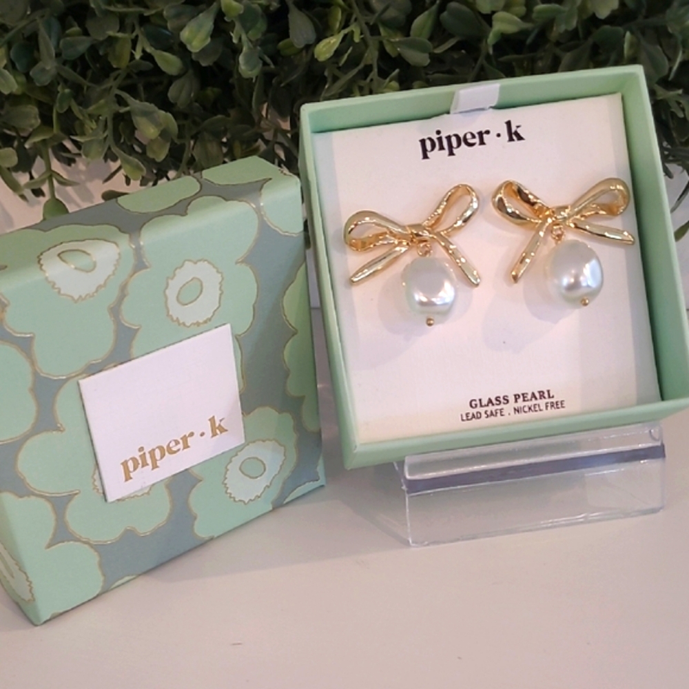 Piper-K Gold Bow Glass Pearl Earrings - Picture 2 of 2